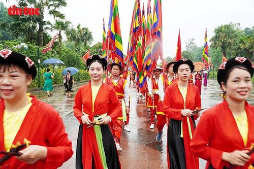 Các thiếu nữ trong trang phục truyền thống tham gia đoàn rước, mang theo lễ vật, hương hoa, thể hiện lòng thành kính.