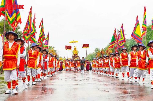 Lực lượng tham gia rước kiệu di chuyển trong đội hình chặt chẽ, đúng trình tự truyền thống.