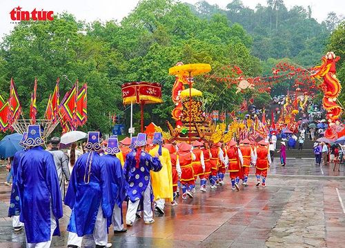 Đoàn rước tiến qua khu vực trung tâm hành lễ, hướng về núi Nghĩa Lĩnh – nơi thờ tự các Vua Hùng.