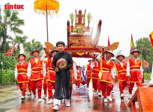 Kiệu bát cống được rước trang trọng, cùng đoàn chiêng trống tạo không khí linh thiêng trong lễ hội.