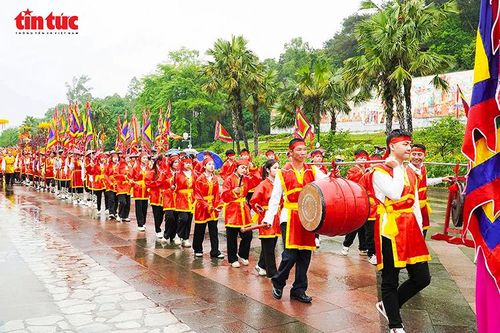 Đoàn rước với đầy đủ nghi trượng, cờ hội và kiệu lễ tạo nên không gian lễ hội vừa trang nghiêm vừa sinh động.