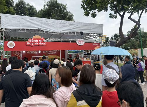 Người dân xếp hàng khá đông trước cửa hàng bánh mì Huỳnh Hoa.