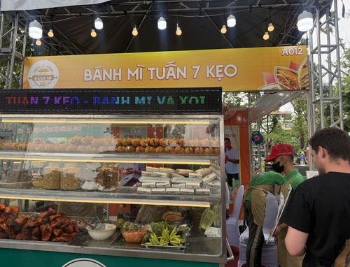 Các nhân viên của các thương hiệu bánh mì nổi tiếng trên 50 năm phải làm việc liên tục để phục vụ khách hàng.