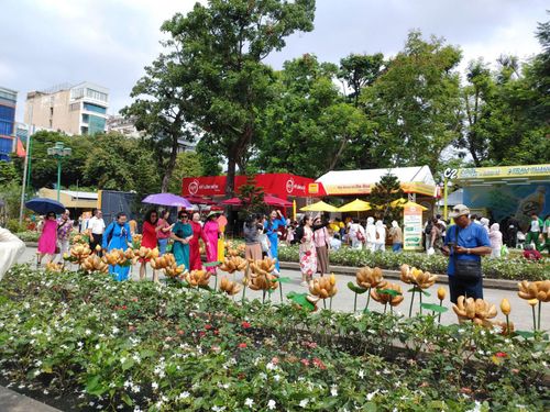 Tại đây có khu vực con đường bánh mì nên khá thu hút các chị em đến check in bất chấp thời tiết nắng nóng.