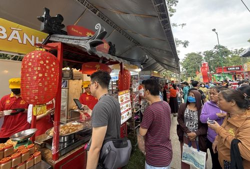 Người dân xếp hàng chờ mua bánh mì tại gian hàng bánh mì Tăng.