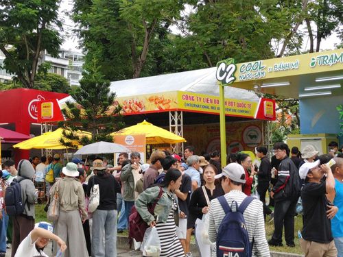 Thời tiết TP Hồ Chí Minh khá nắng nhưng lượng người đến lễ hội bánh mì vẫn khá đông đúc.