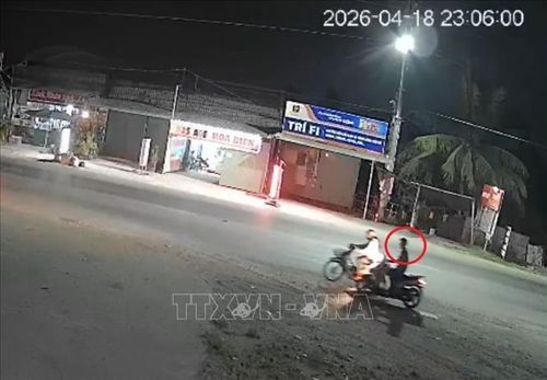 Hình ảnh đối tượng Nguyễn Thanh Cường đẩy xe giúp nữ sinh viên trên Quốc lộ 61C trước khi ra tay cướp giật điện thoại của nạn nhân. Ảnh: TTXVN phát