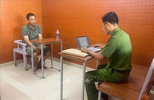 Công an lấy lời khai đối tượng Nguyễn Thanh Cường. Ảnh: TTXVN phát
