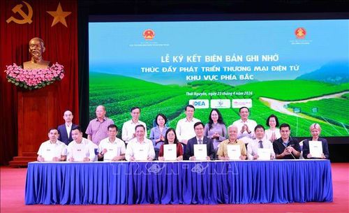 Ký kết biên bản ghi nhớ giữa các Sở Công Thương khu vực phía Bắc với doanh nghiệp thương mại điện tử, hiệp hội,... nhằm phát triển hệ sinh thái thương mại điện tử. Ảnh: Trần Trang/TTXVN