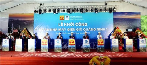 Các đại biểu ấn nút khởi công nhà máy Điện gió Quảng Ninh 1. Ảnh: Đức Hiếu/TTXVN