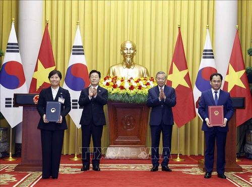 Tổng Bí thư, Chủ tịch nước Tô Lâm và Tổng thống Hàn Quốc Lee Jae Myung chứng kiến lễ trao Bản ghi nhớ về hợp tác trong lĩnh vực kiểm dịch động vật giữa Bộ Nông nghiệp và Môi trường Việt Nam với Bộ Nông nghiệp, Thực phẩm và Nông thôn Hàn Quốc. Ảnh: Thống Nhất/TTXVN