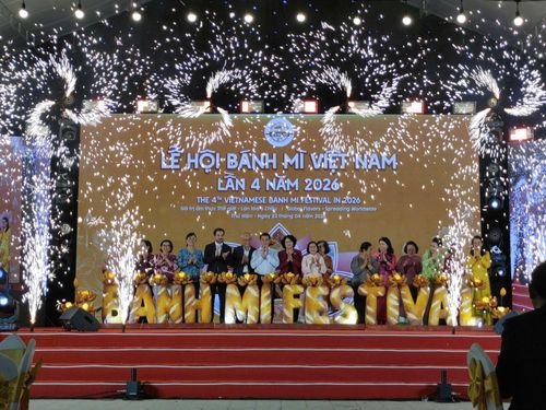 Các đại biểu thực hiện nghi thức khai mạc.