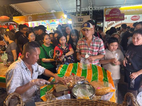 Gian hàng bánh mì Cụ Lý có khá đông thực khách xếp hàng chờ mua.