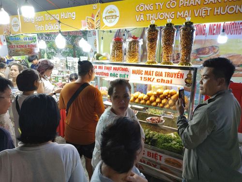 Người dân xếp hàng chờ mua bánh mì trước một cửa hàng tại Lễ hội Bánh mì Việt Nam năm 2026.