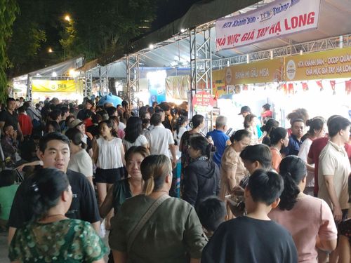 Càng về khuya, lượng khách đến với Lễ hội Bánh mì Việt Nam càng đông.