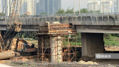 Tại hạng mục cầu Mương Kênh (Km1+500), nhịp độ thi công đang diễn ra khẩn trương nhất. Sau khi hoàn thành hệ thống móng cọc khoan nhồi D1200 ở độ, nhà thầu đã hoàn tất việc đổ bê tông xà mũ tại nhiều trụ cầu. Xà mũ là bộ phận chịu lực ngang quan trọng, chuẩn bị cho công tác lao lắp 13 nhịp dầm Super T dài 38,3m trong thời gian tới.