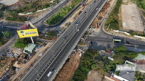 Tại khu vực cầu vượt Đỗ Xuân Hợp (Km3+207), tiến độ thi công cũng có những bước tiến mới dù phải vừa thi công vừa đảm bảo dòng xe container lưu thông phía dưới.