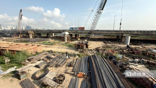 Ghi nhận thực tế tại công trường, dự án đang triển khai đồng loạt các mũi thi công kết cấu hạ tầng. Tại Cầu Mương Kênh hạng mục đã hoàn tất các "xà mũ" trụ.