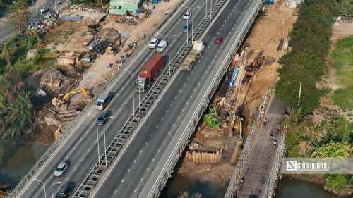 Hiện nay, tại những vị trí đã hoàn thiện bệ móng, các đơn vị thi công đã bắt đầu lắp đặt cốt thép thân trụ. Thân trụ cầu được thiết kế dạng cột tròn, đòi hỏi kỹ thuật lắp dựng cốt thép và ván khuôn thép định hình chính xác để đảm bảo mỹ quan và khả năng chịu tải.