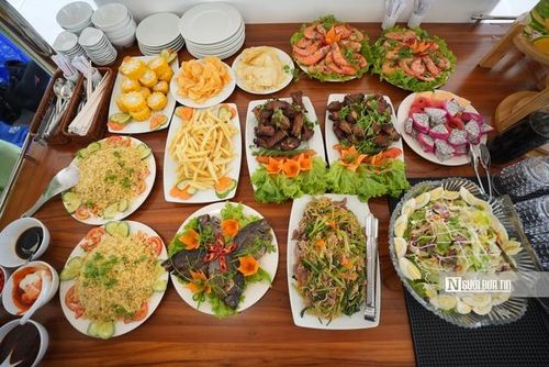 Vợ chồng anh Bùi Văn Minh trải nghiệm tour du thuyền đêm trên biển Quy Nhơn.