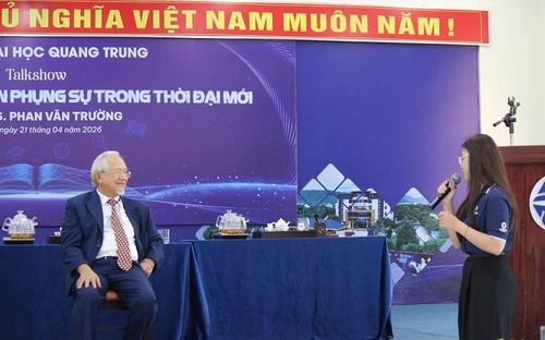 Sinh viên Trường Đại học Quang Trung đặt nhiều câu hỏi thú vị cho diễn giả Phan Văn Trường.