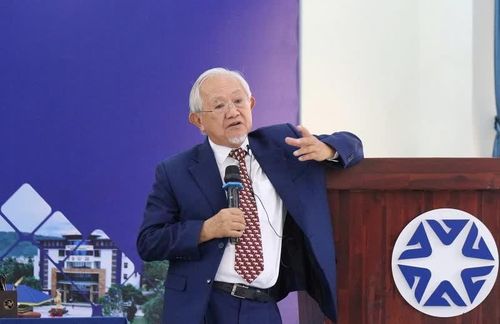 GS Phan Văn Trường rất bất ngờ khi biết Trường Đại học Quang Trung đang đào tạo ngành Trà học và kỳ vọng sẽ góp phần "đánh thức" nguồn tài nguyên quý giá của Việt Nam.