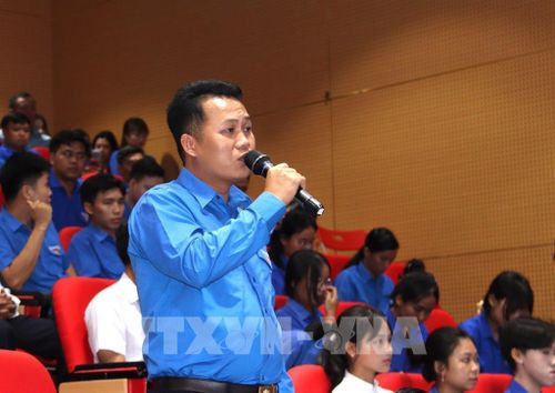 Thanh niên phát biểu tại chương trình đối thoại. Ảnh: Lê Thúy Hằng – TTXVN