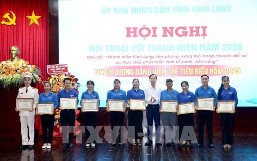 Tuyên dương các Đảng viên trẻ tiêu biểu. Ảnh: Lê Thúy Hằng – TTXVN