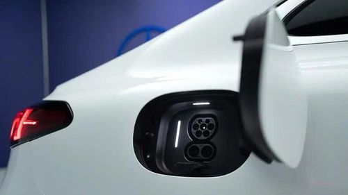 Cổng sạc đặt phía sau thân xe của Mercedes-Benz C-Class EV, hỗ trợ công nghệ sạc nhanh 800V giúp rút ngắn thời gian nạp điện.