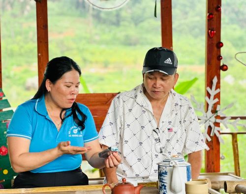 Chị Đinh Thị Lan, Phó Chủ tịch Ủy ban Mặt trận Tổ quốc xã, Chủ tịch Hội LHPN xã Thượng Long, trao đổi cùng ông Nguyễn Phú Tiến