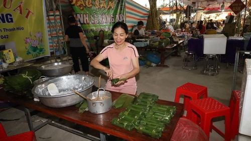 Nhân bánh lá răng bừa gồm hành khô, thịt ba chỉ băm nhỏ, mộc nhĩ trộn với hạt tiêu, muối vừa đủ.