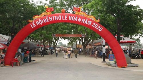 Các gian hàng trưng bày sản phẩm OCOP không chỉ là nơi giới thiệu đặc sản mà còn là cầu nối đưa sản phẩm địa phương đến gần hơn với thị trường. Thông qua hoạt động này, nhiều cơ sở sản xuất đã có thêm cơ hội quảng bá thương hiệu, mở rộng đầu ra, góp phần nâng cao giá trị kinh tế cho các làng nghề.