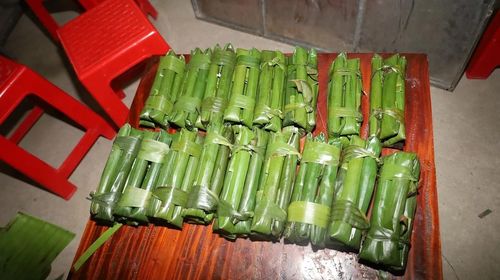 Những chiếc bánh lá răng bừa nhỏ nhắn được gói trong lớp lá chuối xanh mướt.
