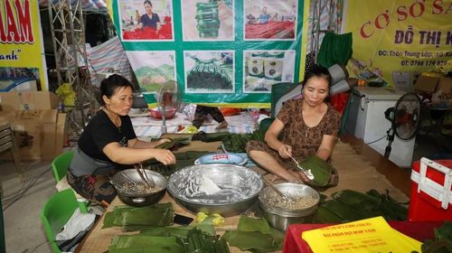 Cùng với việc tham quan các gian hàng trưng bày sản phẩm OCOP, người dân, du khách còn được trực tiếp tham gia vào các công đoạn gói bánh lá răng bừa - món ăn đặc sản của người dân xã Xuân Lập.