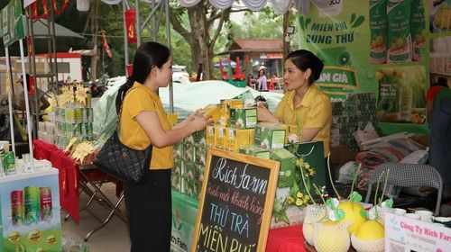 Các gian hàng được bài trí gọn gàng, ngay ngắn mang đậm đặc trưng của từng vùng miền, thuận tiện cho khách tham quan, mua sắm.