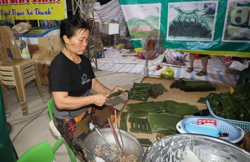Theo người dân trong xã Xuân Lập, cho biết: Để làm bánh lá răng bừa người ta sẽ chọn gạo tẻ, dẻo và ngon nhất. Gạo được ngâm trong nước lạnh khoảng 2 – 3 giờ rồi đem xay thành bột, thường là xay cùng với nước, bằng chiếc cối xay bột quay tay thủ công cho dẻo và nhỏ mịn hơn. Sau đó, bột được đặt lên bếp nấu, dùng tay khuấy liên tục cho không bị vón cục, không quá chín. Đến khi nồi bột gạo đặc sền sệt thì bắc ra ngoài để bắt đầu gói bánh.