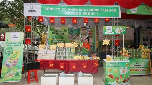 Gian hàng của Công ty Cổ phần Mía đường Lam Sơn với nhiều sản phẩm hấp dẫn phục vụ nhu cầu mua sắm, tham quan của người dân, du khách.
