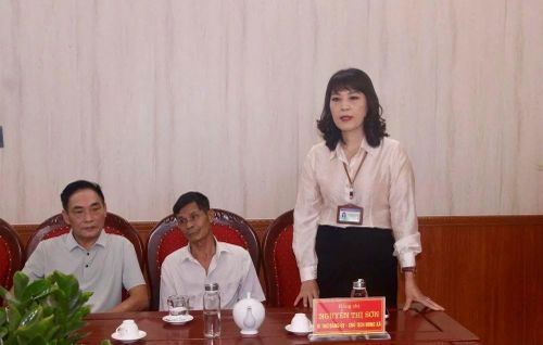 Đồng chí Nguyễn Thị Sơn, Bí thư Đảng ủy xã Quảng Ninh phát biểu tại buổi trao giấy khai sinh cho ông Nguyễn Thế Long.