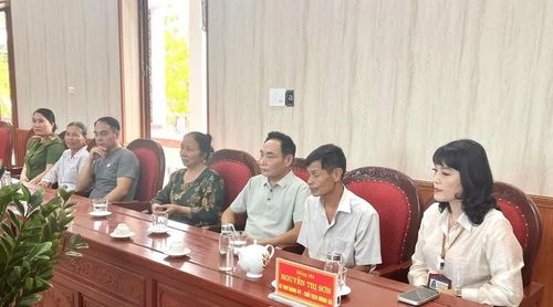 Đại diện chính quyền xã Quảng Ninh cùng ông Nguyễn Thế Long và gia đình.