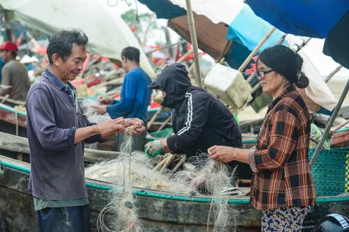 Ẩn sau vẻ đẹp yên bình là những nhọc nhằn mà không phải ai cũng thấu hiểu. Nghề biển vốn bấp bênh, phụ thuộc nhiều vào thời tiết. Chỉ một cơn bão bất ngờ cũng có thể khiến ngư dân mất trắng chuyến đi biển, thậm chí đối mặt với nguy hiểm.