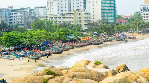 Làng chài ven biển Sầm Sơn không chỉ là một điểm đến du lịch, mà còn là câu chuyện về con người, về sự kiên cường và tình yêu biển cả. Giữa những đổi thay của thời đại, làng chài vẫn ở đó, bình dị, mộc mạc nhưng đầy sức sống. Và chính nơi ấy đã góp phần làm nên một Sầm Sơn không chỉ đẹp bởi cảnh sắc, mà còn giàu chiều sâu văn hóa và cảm xúc.