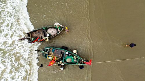 Giữa sự phát triển nhanh chóng của du lịch biển, làng chài Sầm Sơn như một khoảng lặng hiếm hoi, vẫn giữ nguyên nếp sống truyền thống của ngư dân bao đời nay.