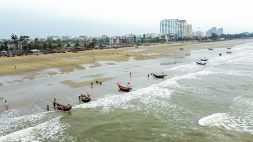 Không ồn ào, không xô bồ, buổi sáng ở làng chài bắt đầu từ rất sớm. Khi những tia nắng đầu tiên vừa ló rạng, bãi biển đã rộn ràng tiếng người gọi nhau í ới, tiếng sóng vỗ hòa cùng tiếng máy thuyền.