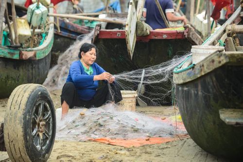Sau buổi đánh bắt vất vả, các bà, các mẹ tỉ mỉ vá lại từng mắt lưới để chuẩn bị cho buổi đánh bắt tiếp theo của những người đàn ông trong nhà.