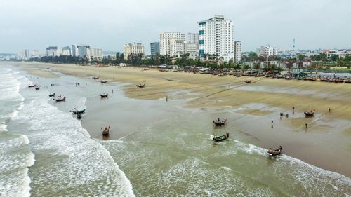Nằm ngay giữa khu du lịch biển Sầm Sơn sôi động, sầm uất lại có một làng chài nhỏ giản dị và yên bình. Ngay cả khi Sầm Sơn nhộn nhịp, tấp nập du khách vào mùa du lịch thì tại một góc nhỏ của bờ biển Sầm Sơn, những ngư dân của làng chài vẫn miệt mài, chăm chỉ đi đánh bắt từ đêm đến sáng.