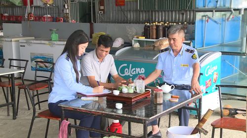 Đội Quản lý thị trường số 3 tổ chức ký cam kết với các hộ kinh doanh tại khu du lịch biển Hải Tiến.