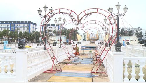 Cầu cảng được trang trí làm điểm nhấn cho khu du lịch biển Hải Tiến.