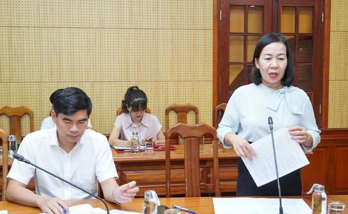 Đại diện lãnh đạo Liên minh Hợp tác xã tỉnh Quảng Trị báo cáo tình hình phát triển kinh tế tập thể, hợp tác xã từ sau hợp nhất đến nay