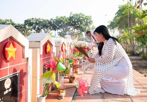 Phó Bí thư Tỉnh ủy, Chủ tịch Ủy ban MTTQ Việt Nam tỉnh An Giang Trần Thị Thanh Hương thắp hương tại các phần mộ liệt sĩ.