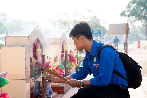 Đoàn viên thắp hương tại các phần mộ liệt sĩ.